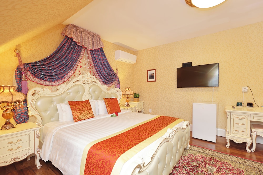 Superior Room, 1 King Bed, City View - Second Floor photo 2