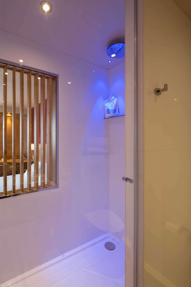Superior Room, 1 King Bed, Non Smoking, Pool View