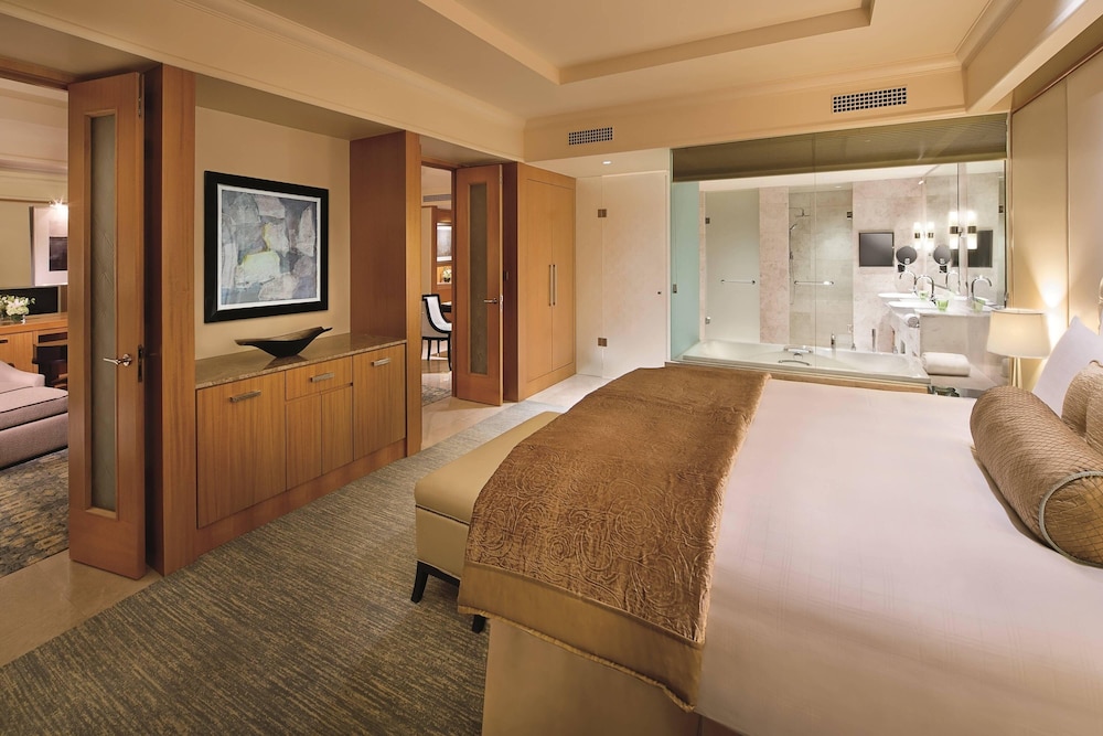 Club Suite, 1 King Bed, Balcony with Lounge Access photo 2