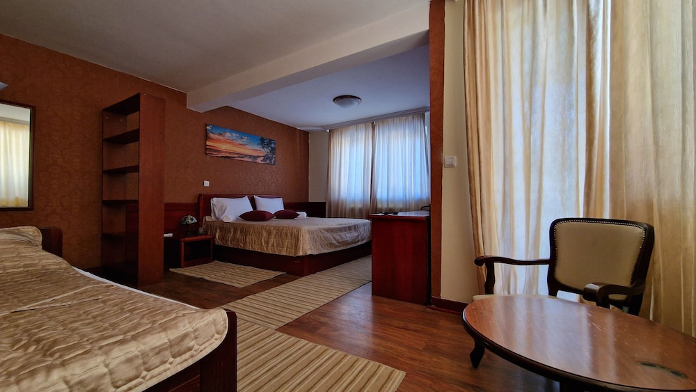 Comfort Quadruple Room, Mountain View