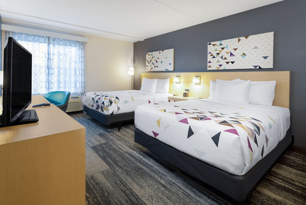 Room, 2 Queen Beds, Accessible, Non Smoking (Mobility/Hearing, Bathtub w/Grab Bars) photo 3