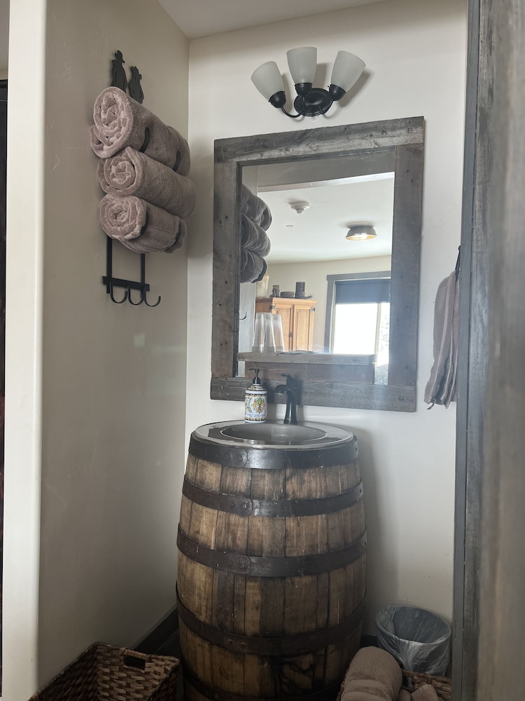 Western Room photo 2