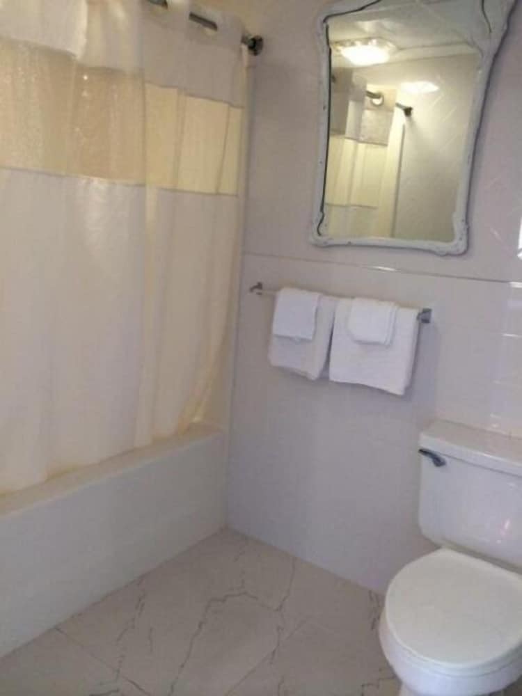 Basic Room, 1 King Bed, Non Smoking photo 3