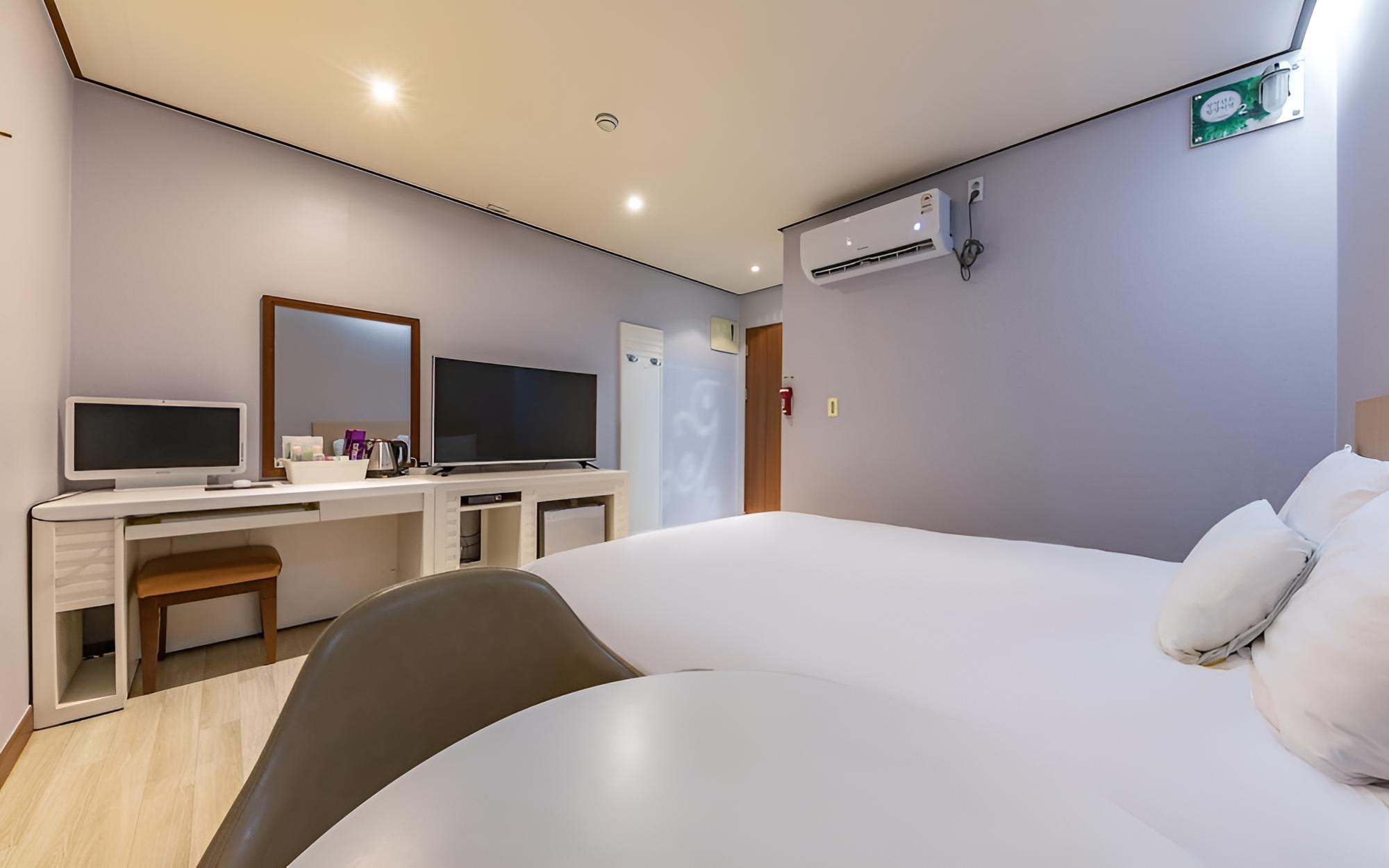 Room (Business Standard (Double Bed Hotel B) - Photo 2