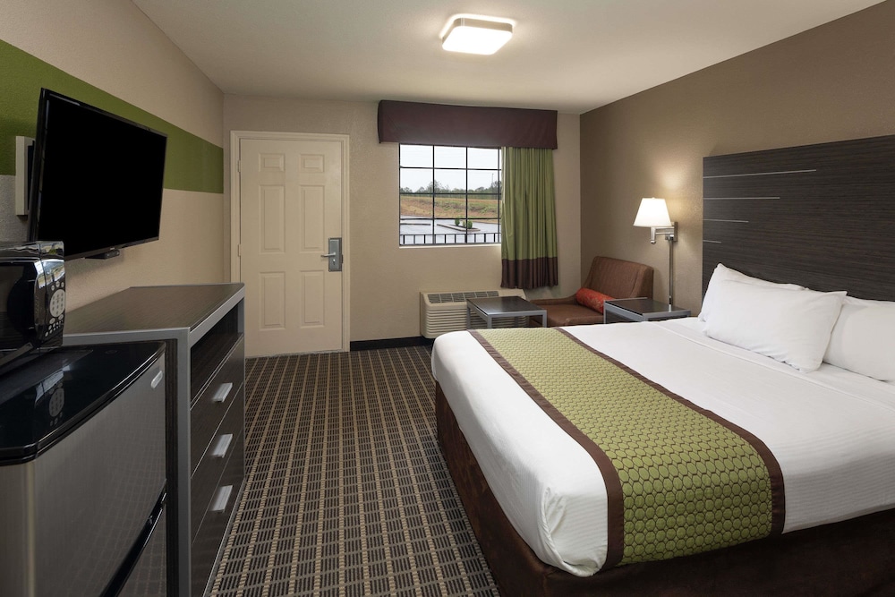 Standard Room, 1 Queen Bed, Non Smoking - Photo 1