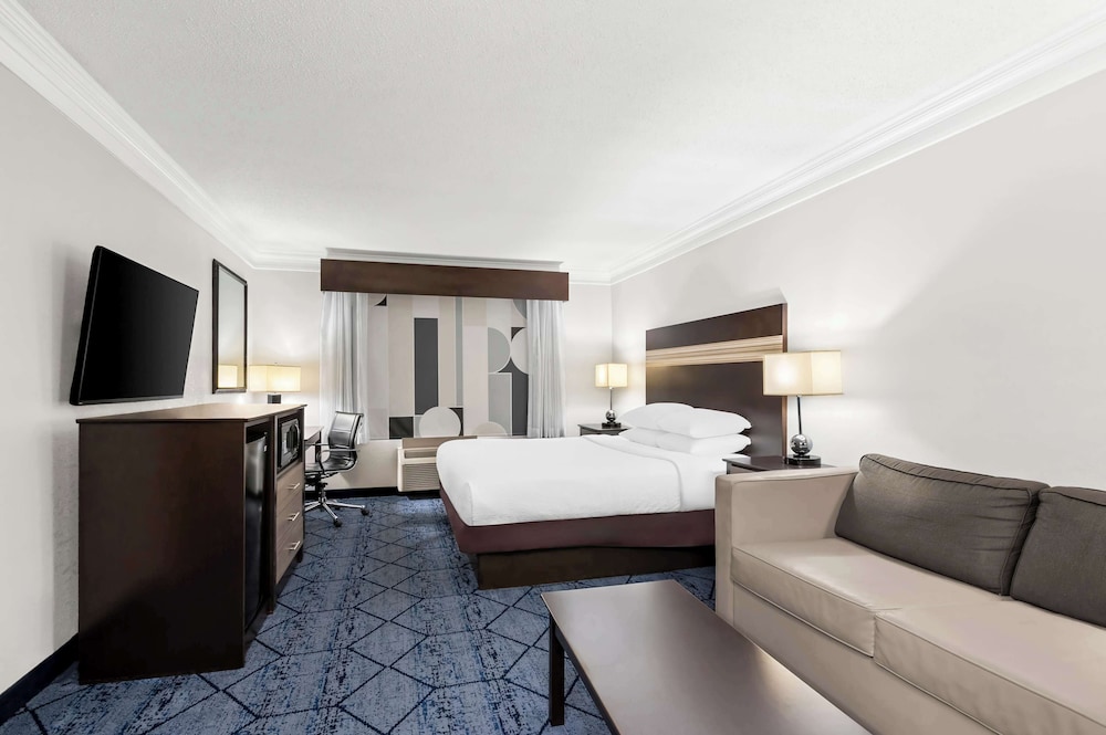 Suite, 1 King Bed, Non Smoking, Refrigerator & Microwave - Photo 3