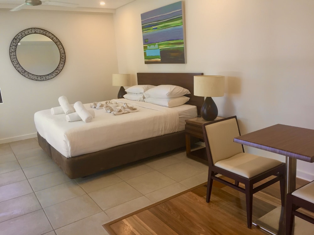 Luxury Studio Suite, 1 King Bed, Balcony, Lagoon View