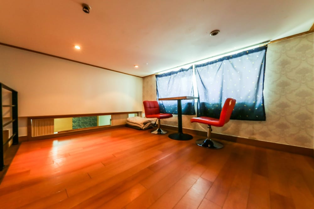 Family Room - Photo 15