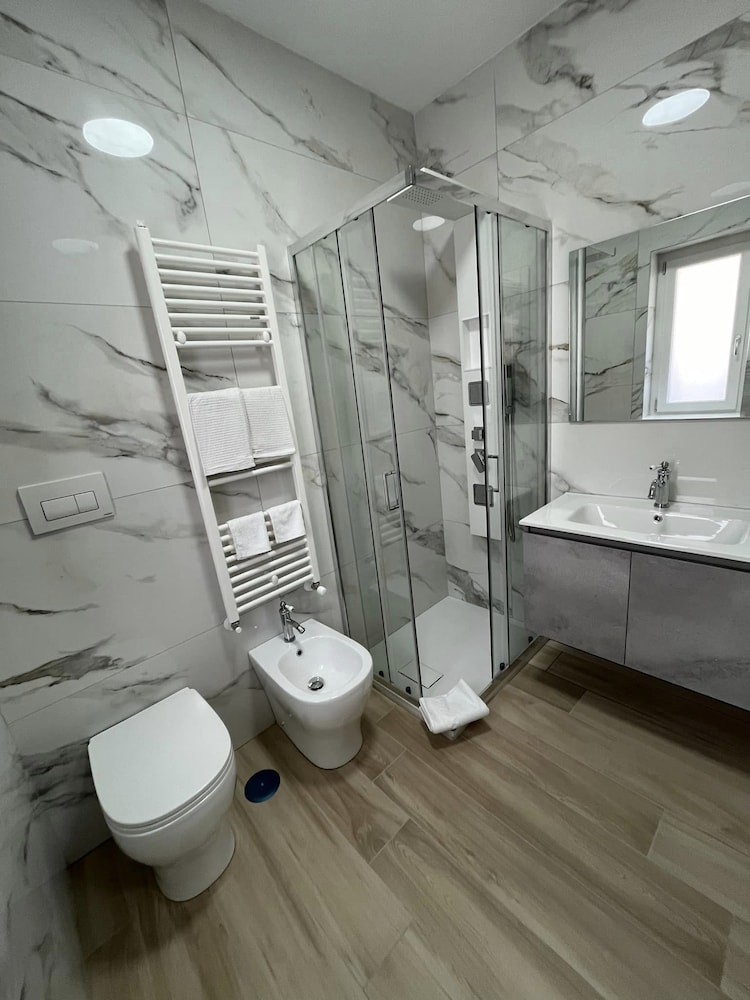 Luxury Room, 1 King Bed, Non Smoking, Ensuite photo 3