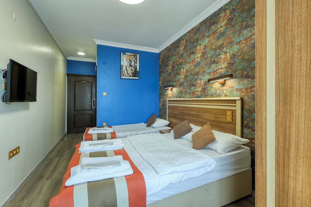 Standard Triple Room, Multiple Beds photo 3