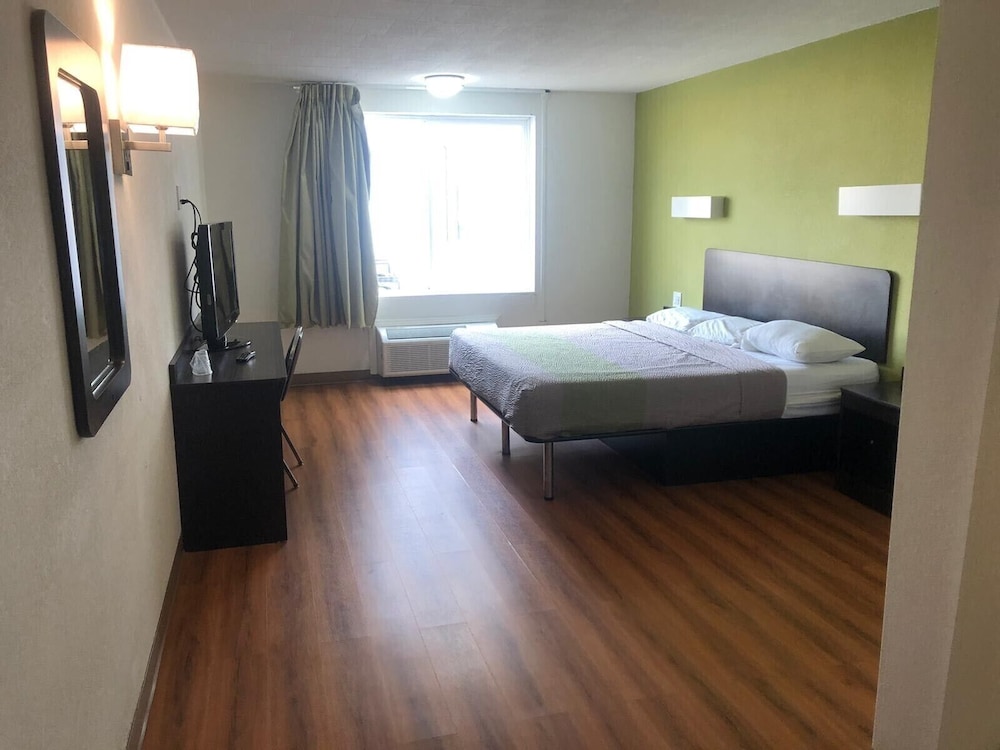 Basic Room, 1 King Bed, Accessible