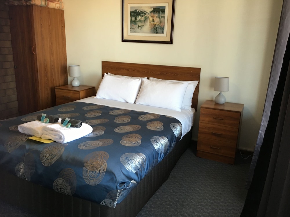 Standard Room, 1 Queen Bed photo 2