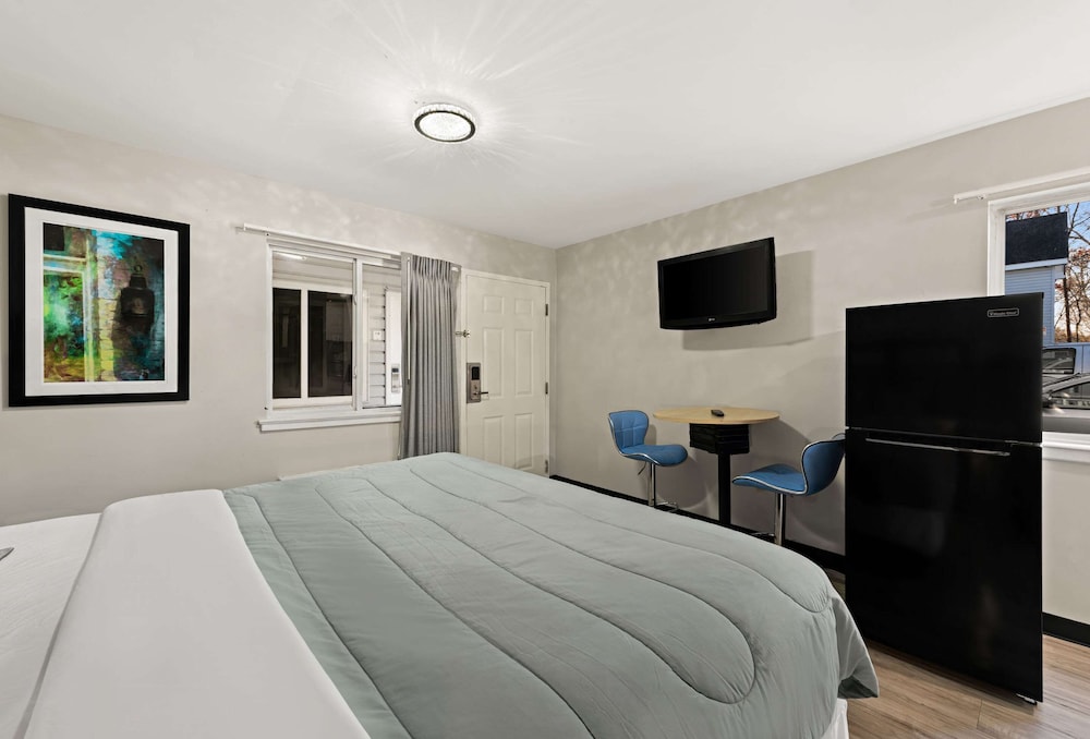 Standard Room, 1 King Bed, Non Smoking - Photo 4