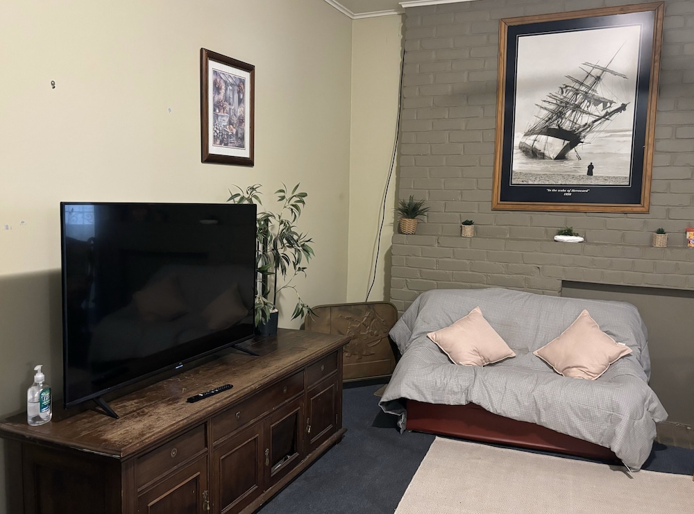 Economy Room, Non Smoking, Shared Bathroom (Single Room-Double Bed) photo 3
