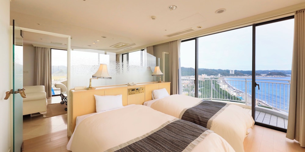 Ocean View Royal Suite with Private Sauna and Jacuzzi / Pine Crest, Non Smoking - Photo 3