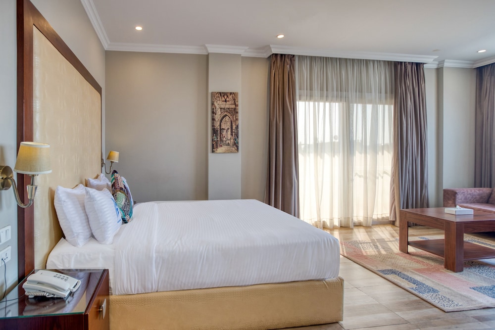 Luxury Suite with Panoramic Pyramids View & Balcony - Photo 5