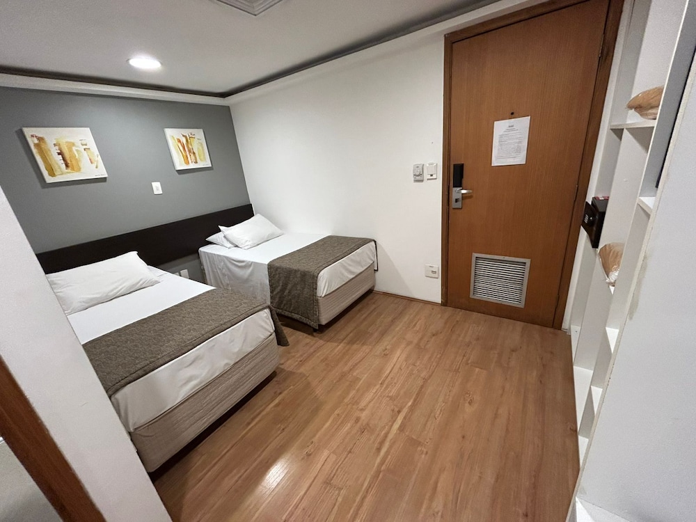 Basic Studio Suite, 2 Twin Beds, No Windows photo 1