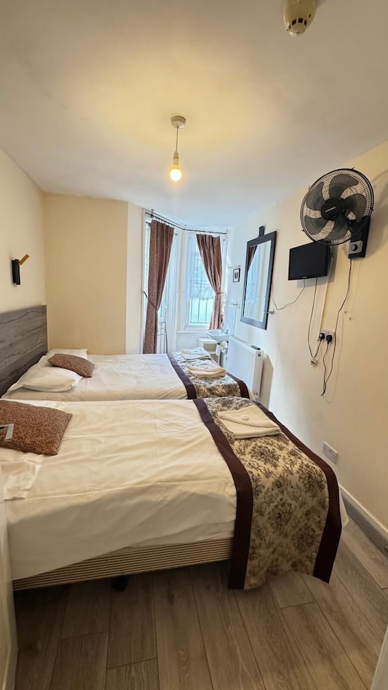 Triple Room, Ensuite photo 3