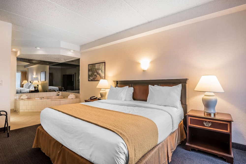 Studio Suite, 1 King Bed, Jetted Tub photo 1