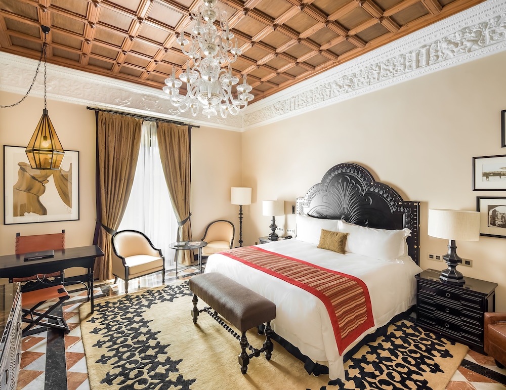 Grand Room, 1 King Bed - Photo 9