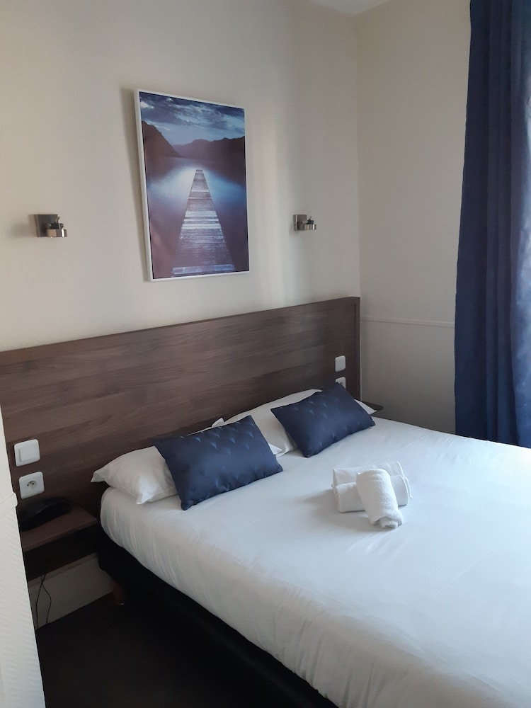 Standard Double Room, Street side photo 1