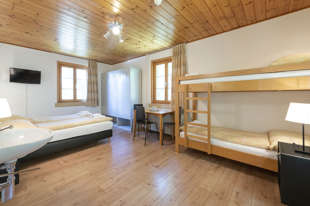 Four-Bed Room with Shared Bathroom photo 3