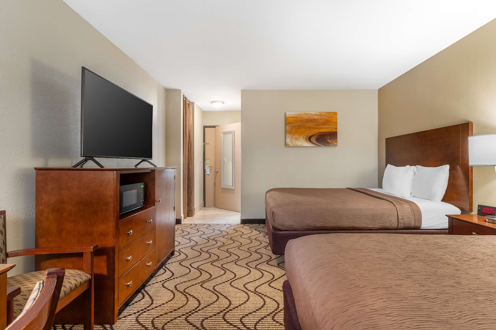 Standard Room, 2 Queen Beds, Non Smoking, Refrigerator & Microwave - Photo 3