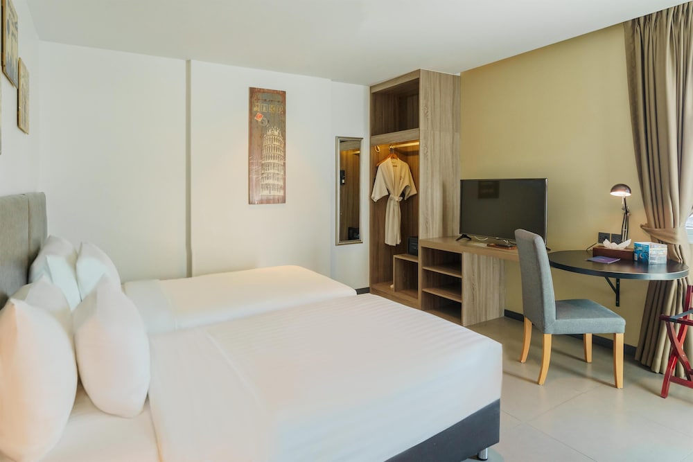 Deluxe Room, 2 Twin Beds, Balcony, City View