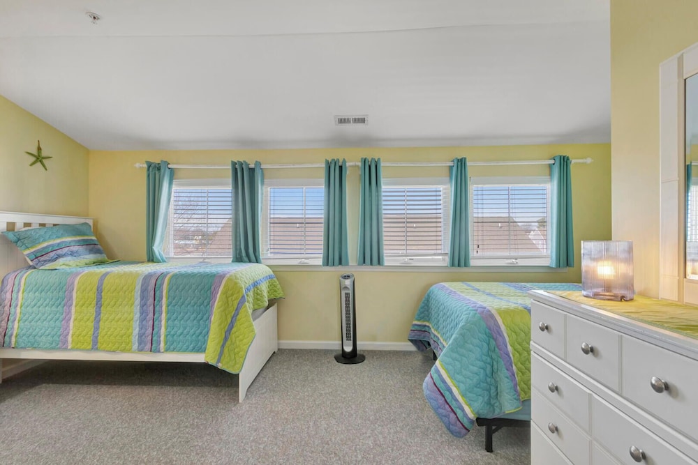 House, Multiple Beds, Pool Access, Garden View (AMES DRIVE 19897)