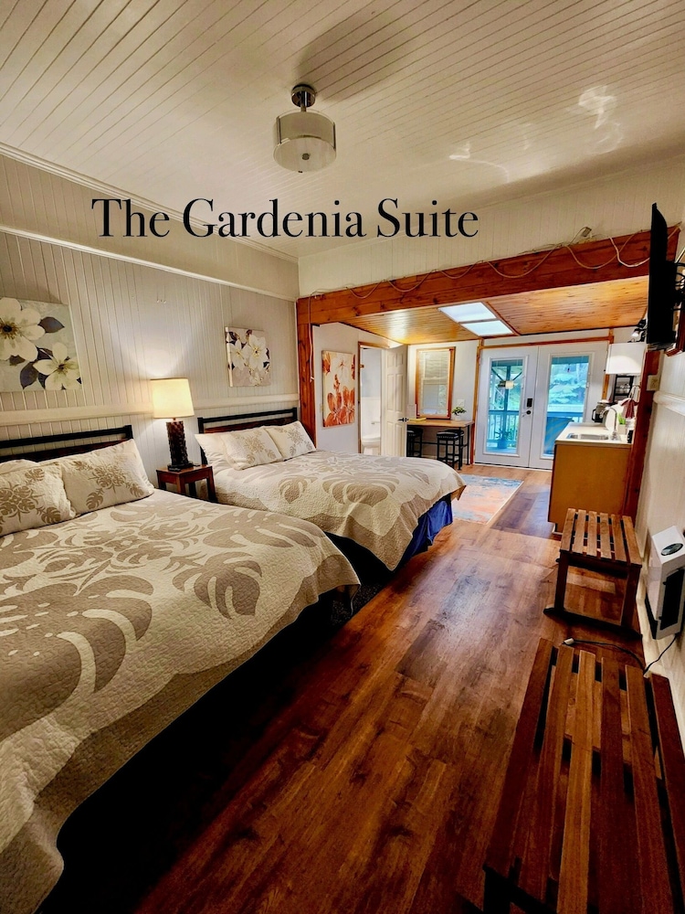 Gardenia Studio: 1 King +  Sofa-chair bed, Kitchenette, Pvt Entrance +Lanai