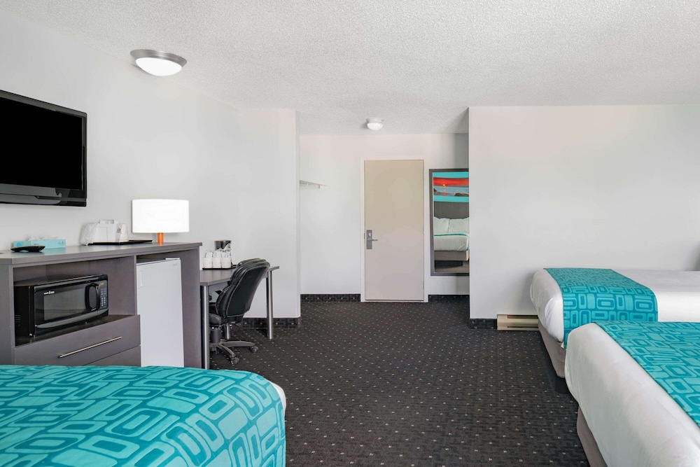 Suite, Multiple Beds, Non Smoking - Photo 2