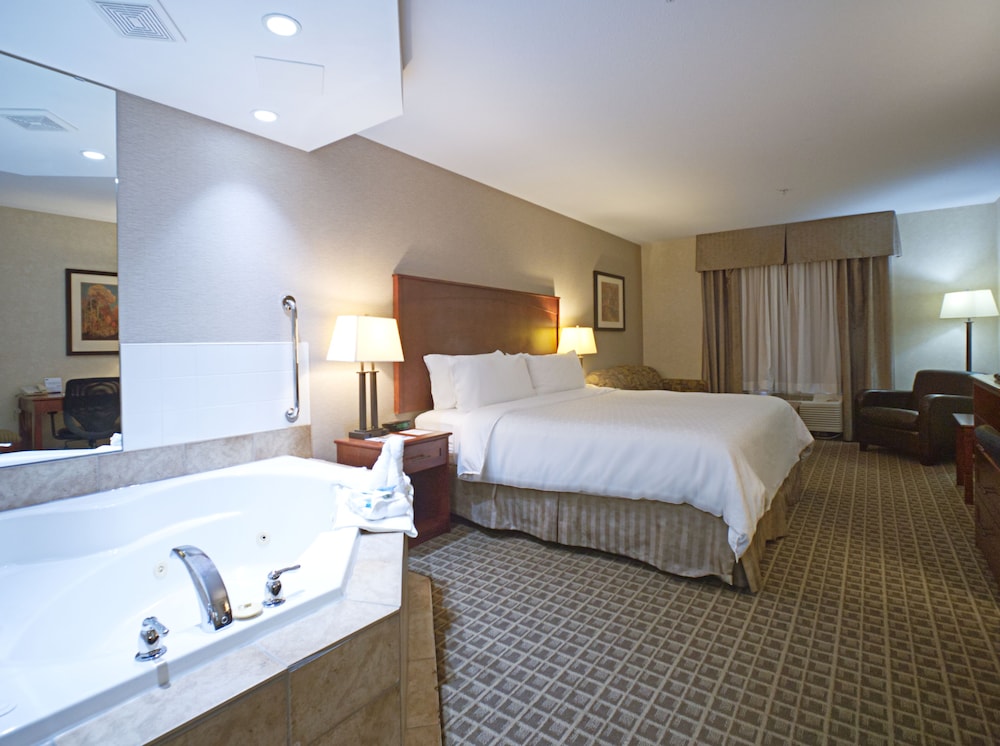 Suite, 1 King Bed, Jetted Tub thumbnail 5