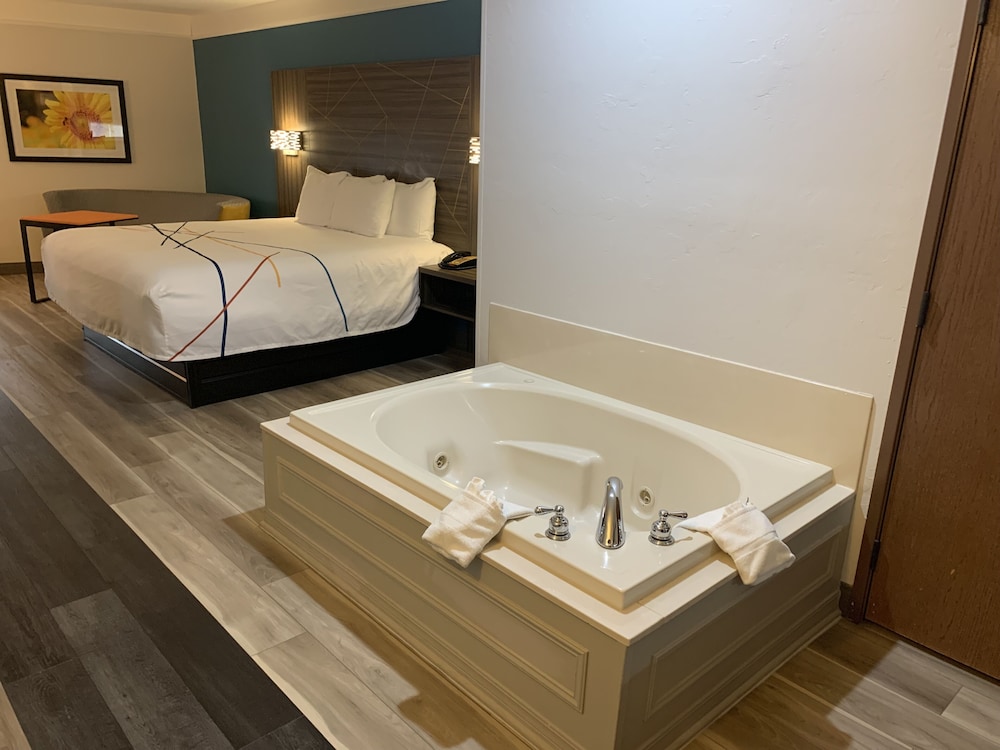 Deluxe Suite, 1 King Bed, Non Smoking - Photo 1