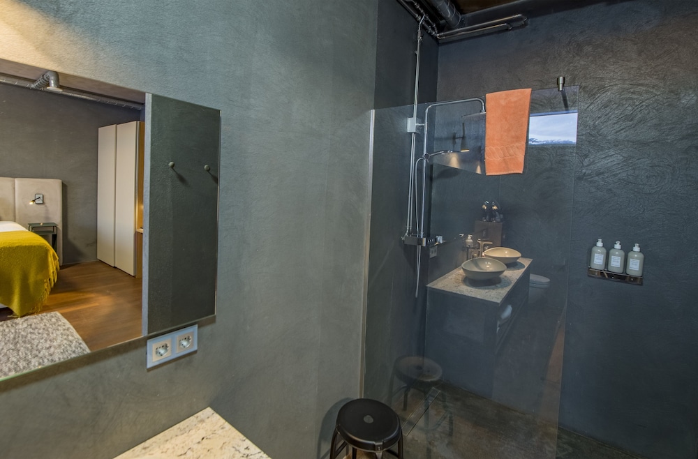 Deluxe Double or Twin Room, 1 King Bed, Hill View photo 2