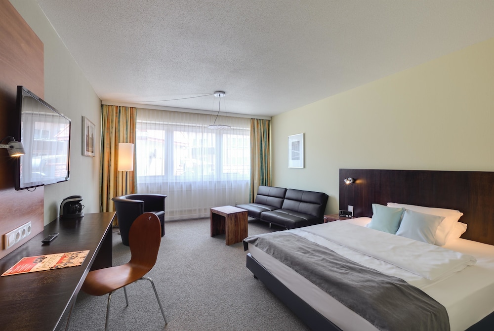 Superior Room, 1 Queen Bed (Cozy Sitting Corner) photo 2
