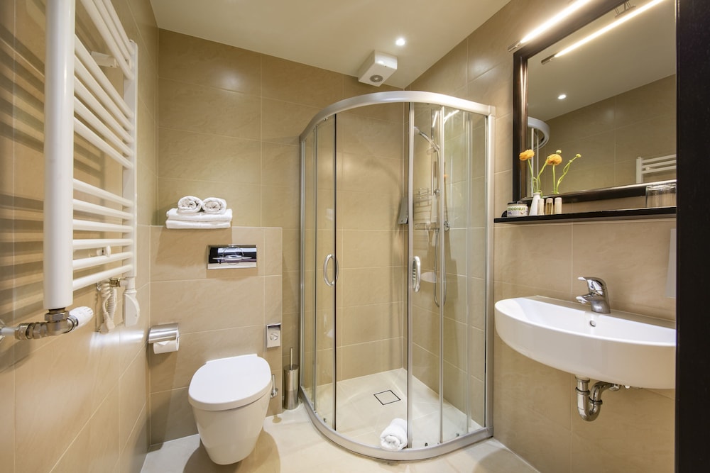 Standard Twin Room (Atrium View) - Photo 4
