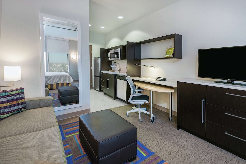 Suite, 1 King Bed, Accessible, Bathtub