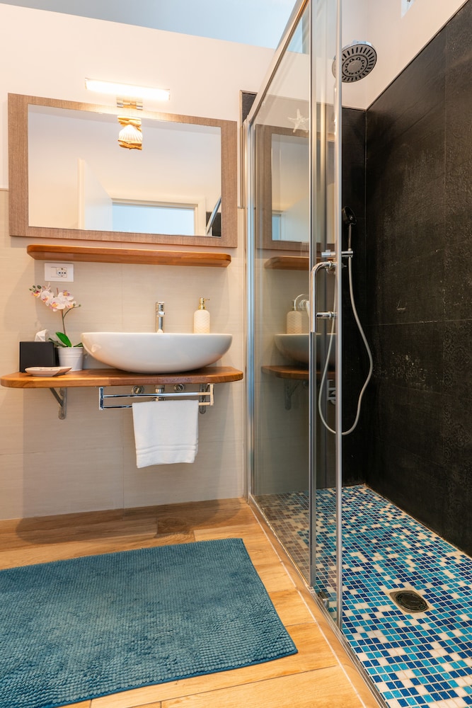 Deluxe Double Room, 1 Queen Bed, Sea View, Sea Facing photo 3