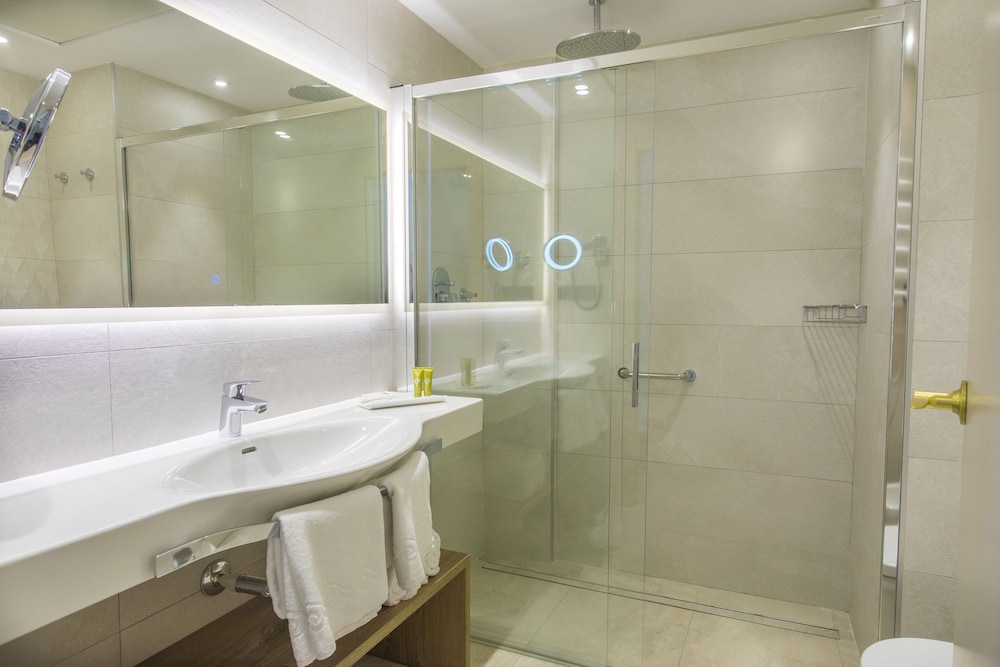 Double Room, Balcony, Pool View - Photo 8