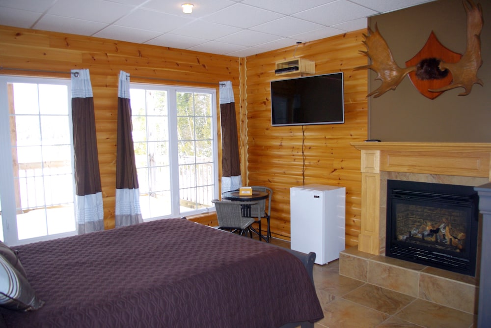 Room 6, 1 Queen Bed with Fireplace photo 1