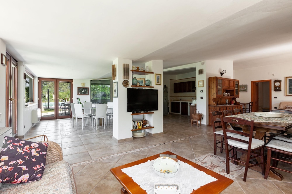 Villa photo 2
