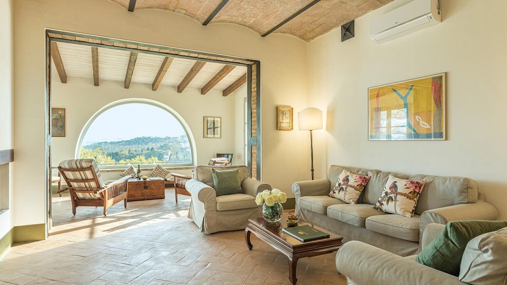 Villa photo 1