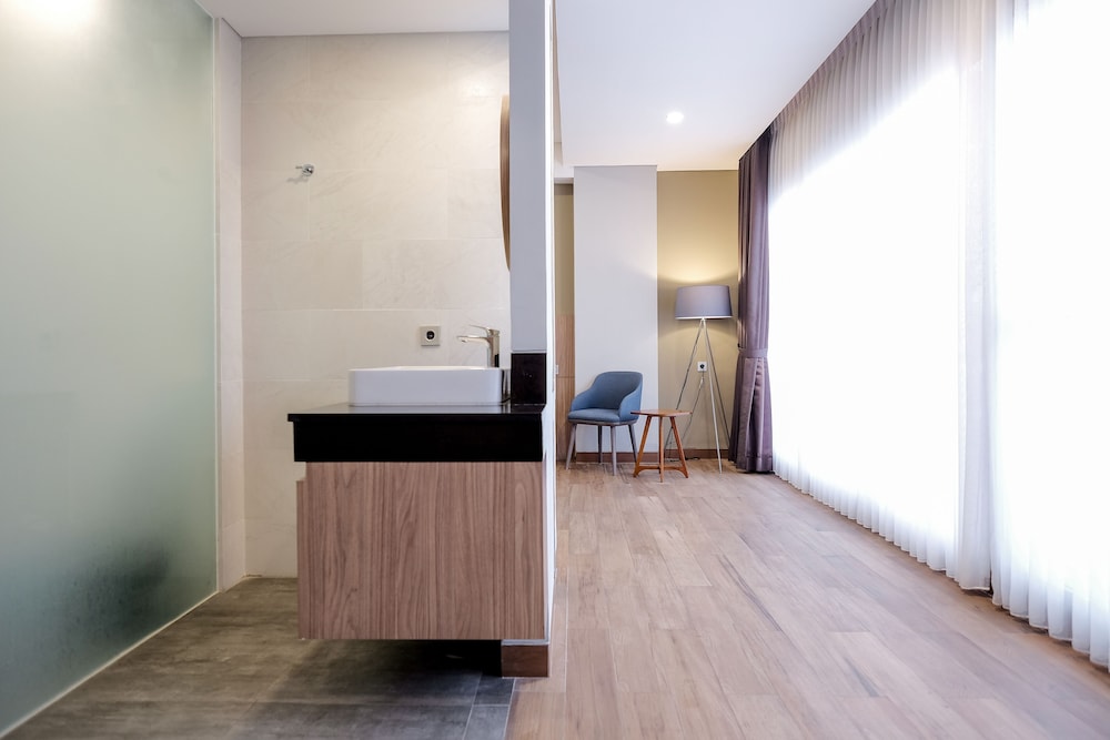 Standard Suite - Photo 11