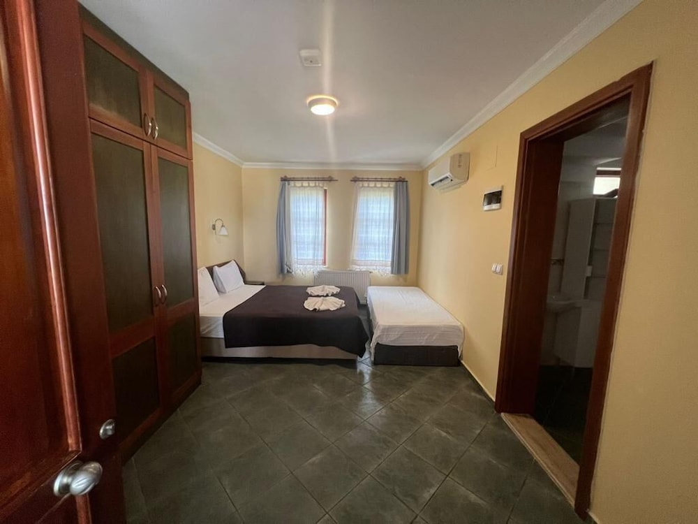 Economy Triple Room photo 2