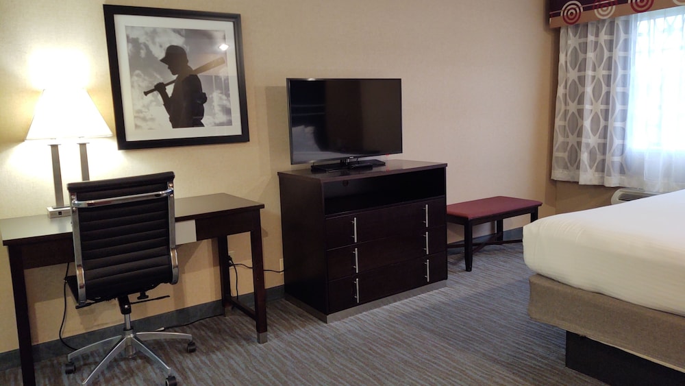 Suite, 1 King Bed with Sofa bed, Non Smoking, Refrigerator & Microwave (with Sofabed) photo 2