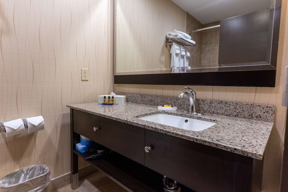 Family Suite, 2 Queen Beds, Non Smoking, Refrigerator & Microwave (with Sofabed) - Photo 4