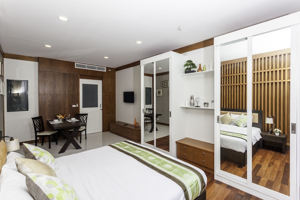 Superior Studio, 1 King Bed, Non Smoking photo 1