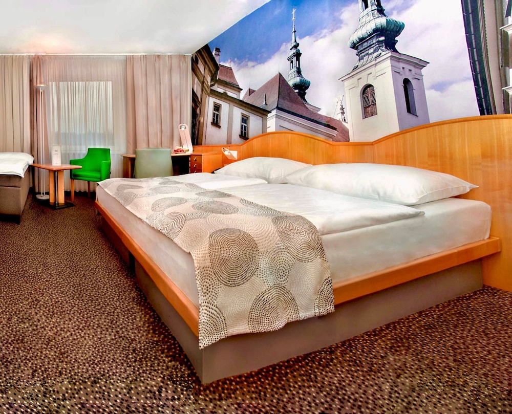 Standard Double Room, 1 King Bed photo 3