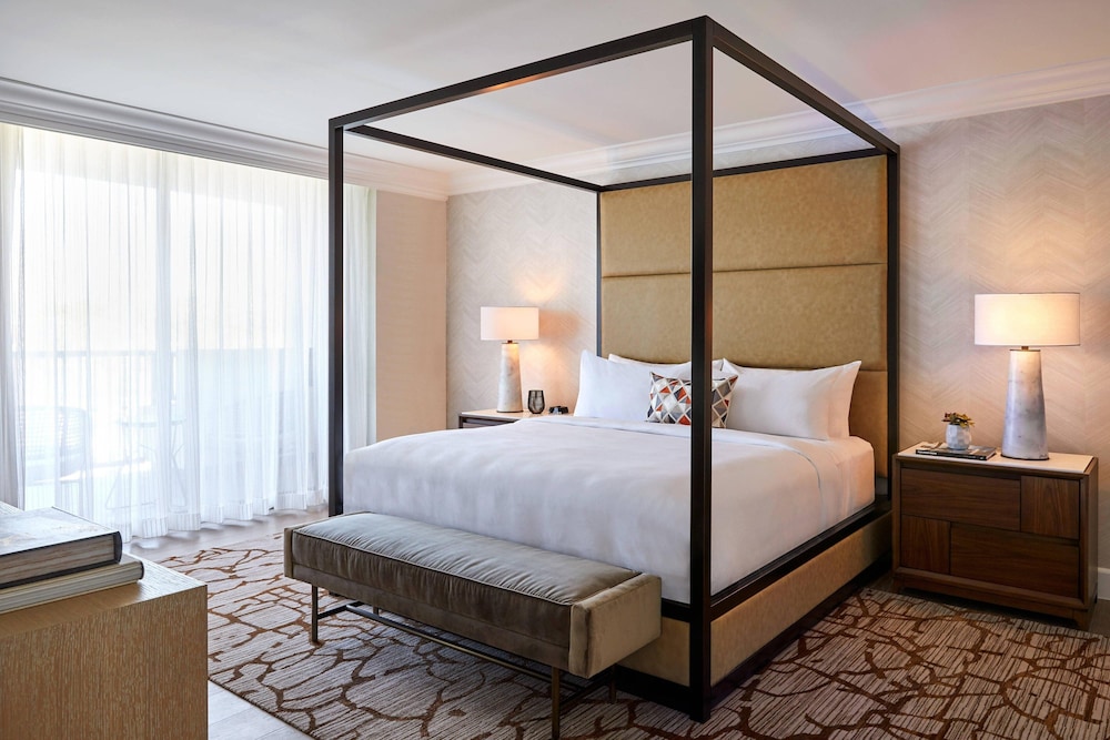 Signature Suite, 1 Bedroom, Balcony - Photo 2