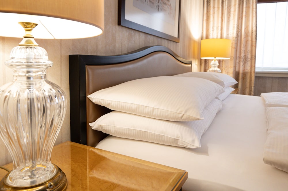 Classic Room, 1 King Bed, Accessible Bathtub, Club Lounge Access (Accessible Bathtub)